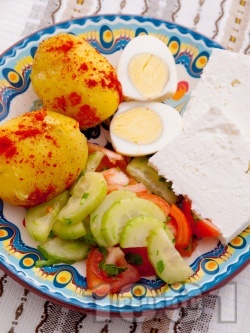 Българска вечеря от варени картофи, варени яйца, сирене и салата домати и краставици - снимка на рецептата